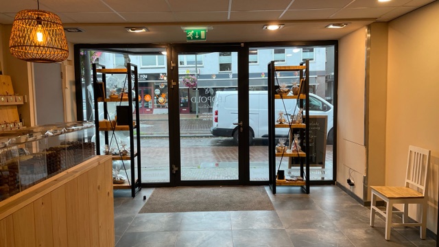 Ingang van chocolaterie Leopold in Helmond